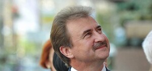 Кочуют по районам и заседают в кафе: как сейчас живут столичные чиновники