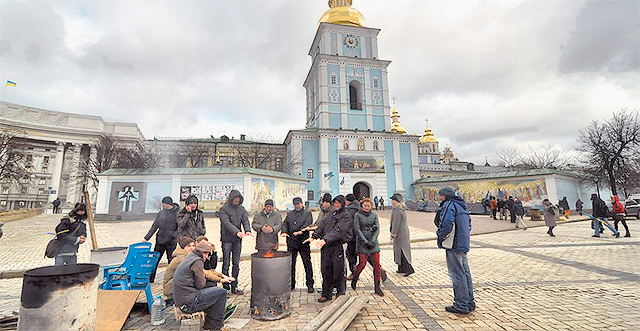 Михайловский собор все еще принимает митингующих. Фото Vgorode.