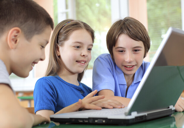 Школьники могут делать домашку через интернет. Фото www.childbrand.ua.
