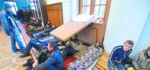 Вместо мэрии: Попов предложил митингующим другие варианты для 