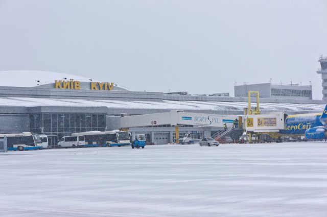 Из аэропортов и вокзала эвакуируют людей. Фото "BlackHyu", interesniy-kiev.livejournal.com