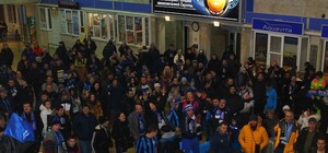 Сотни футбольных фанатов с фаерами и дымовыми шашками встретили 