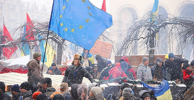 Необычная обстановка на Майдане стала поводом для экскурсий. Фото Александра Пилюгина