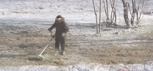 Суровые крымские коммунальщики косят… снег