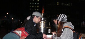 В центре города бесплатно угощают горячим чаем