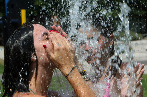 Киевляне уже не знают где спасаться от жары.
Фото с сайта segodnya.ua
