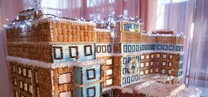 Шеф-повар донецкой гостиницы к Новому году создал большой пряничный отель