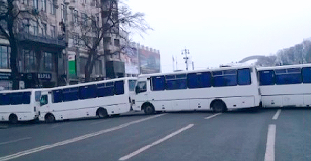Новость - События - Пешеходам неудобно: центр города перекрыли автобусы с милицией