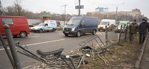 На Ботсаду студент из Туркменистана на Мерседесе снес ограждение