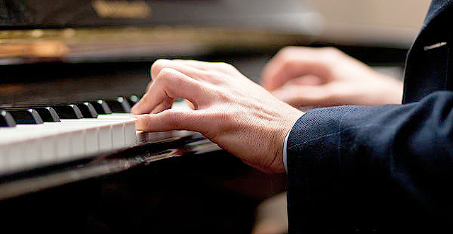 Пианисты сыграют произведения Баха. Фото с сайта art.gazeta.kz.