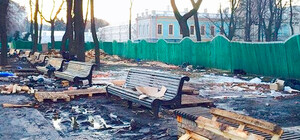 Высокая культура: в Мариинском парке после митингов разруха и горы мусора