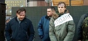 Своя атмосфера: на Майдане устроили самосуд ворам, а из КГГА украли колбасу