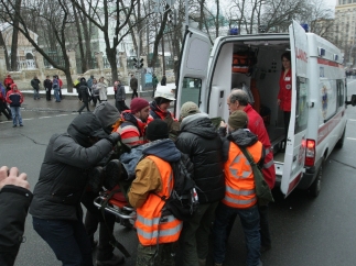 Мужчина вонзил нож себе в горло без всяких причин.Врачи успели его спасти. Фото с сайта vesti.ua