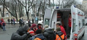Парень на Евромайдане вонзил нож себе в горло