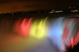 Новость - События - Фотофакт: Ниагарский водопад стал желто-синим