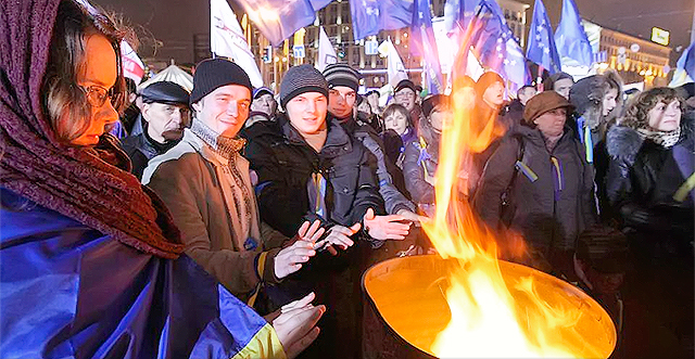 Майдан праздновал рождество без света. Фото с сайта news.mail.ru.