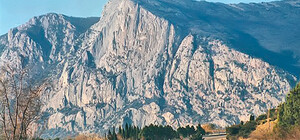 Россиянин сорвался с 10-метровой скалы под Севастополем