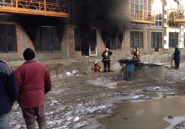 Новость - События - Дым видели за километр: в центре города горела недостроенная многоэтажка