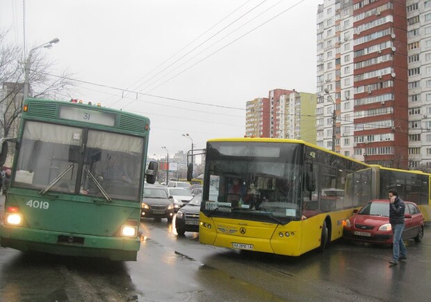 Новость - События - ДТП на Троещине: автобус встал поперек дороги, а троллейбус выехал на тротуар