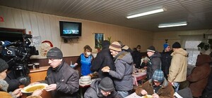 Бездомных и малоимущих кормят горячей едой в столовой