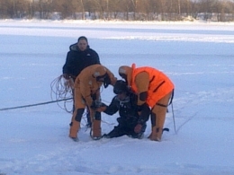 В Киеве за вчерашний день под лед провалились два рыбака. Фото пресс-службы ГосЧС.