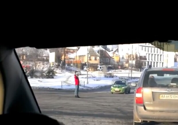 Девушка с зонтом 40 минут на морозе регулировала движение. Скриншот с видео.