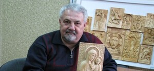 Одесский таможенник вырезает иконы кухонным ножом и дарит храмам