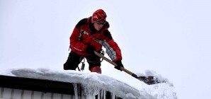 Харьковчан от сосулек спасают альпинисты