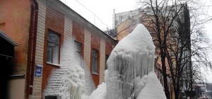 Фотофакт: в Музейном переулке нерукотворная ледовая инсталляция