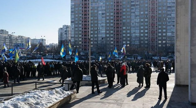 Митингующие не стали брать здание штурмом. Фото с сайта www.segodnya.ua