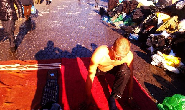 Новость - Транспорт и инфраструктура - Фотофакт: на Майдане йог с голым торсом делает упражнения на полу