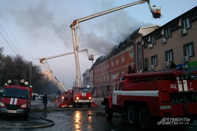 Новость - События - Пожар на Куреневке: 15 пожарных машин и пылающая крыша