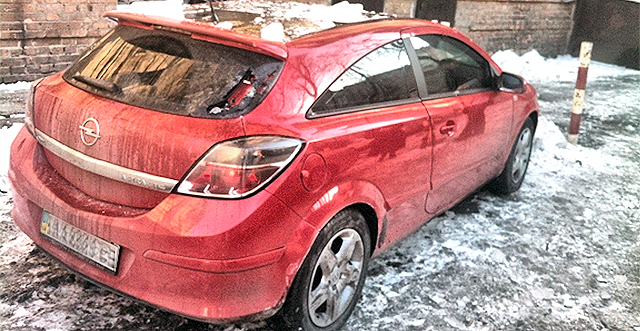 Новость - События - Пострадали Опель и Лексус: в центре Киева льдина с крыши дома упала на машины