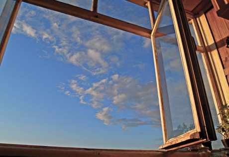 Восьмиклассница решила свести счеты с жизнью, выбросившись из окна. Фото с сайта world.fedpress.ru