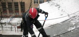 В Одессе альпинисты расчищают крыши от опасных сосулек