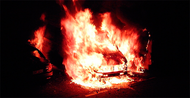В Киеве сгорел еще один автомобиль. Фото с сайта <a href="http://commons.wikimedia.org/wiki/File:Burning_Car_2000.jpg">commons.wikimedia.org</a>.