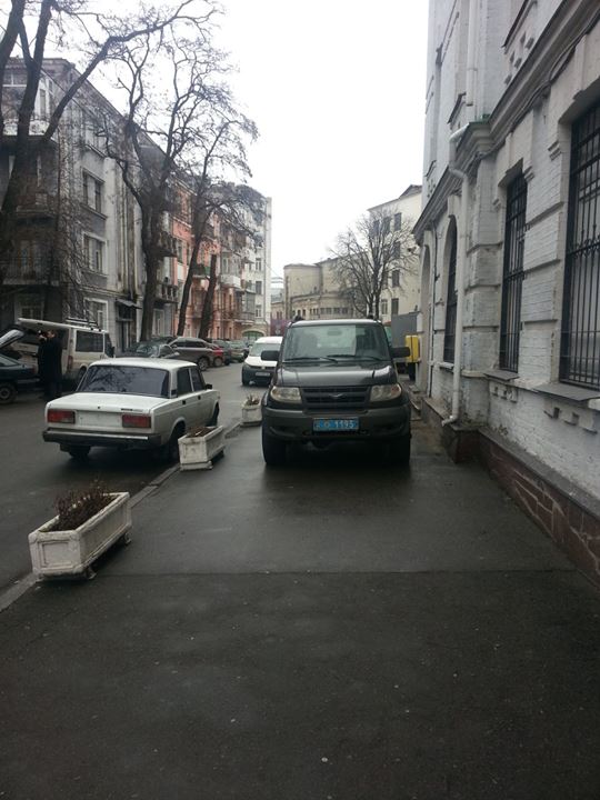 Новость - Транспорт и инфраструктура - Плохой пример: Vgorode разбирался, почему милицейская машина нарушает правила парковки на Подоле