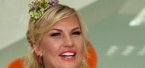 В Конча-Заспе свои игры: певица Камалия наклеила свое лицо плюшевым игрушкам