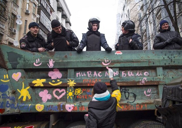 Солдаты внутренних войск выглядывали и улыбались. Фото сообщества 16 сотня Самооборони Майдану, Facebook