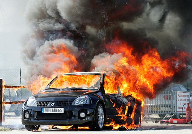 Ежедневно в Киеве горят машины. Фото clubpeugeot406.es