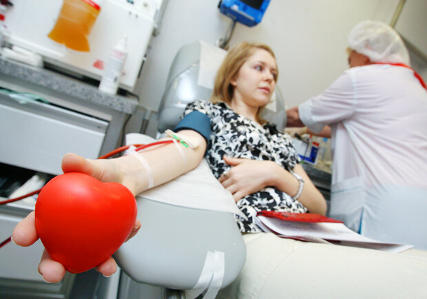 Сдать кровь могут все желающие, если нет противопоказаний. Фото с сайта chpravda.com