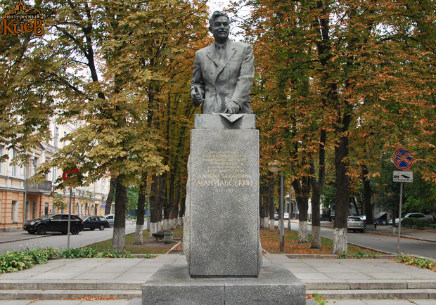 Новость - События - В Киеве свалили памятник Мануильскому