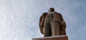 В Крыму снесли памятник Ленину