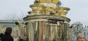 Приходи на чай: сегодня киевлян угощают чаем с огромных самоваров
