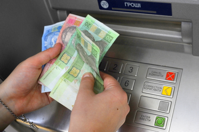 ПриватБанк разрешает снимать до 1000 гривен. Фото с сайта zn.ua