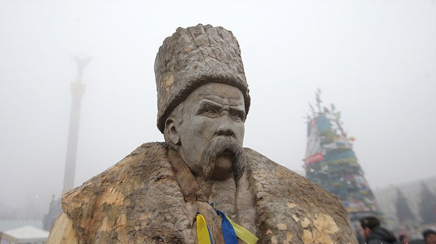 Новость - События - На Майдане появилась скульптура Шевченко из 200-летнего дерева