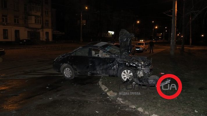 Автокатастрофа на мосту произошла поздно ночью. Фото с сайта golos.ua.