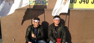 Медики объявили голодовку под стенами ОГА (ФОТО)