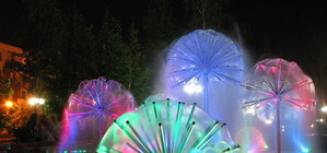 Город просыпается: коммунальщики готовят фонтаны к работе