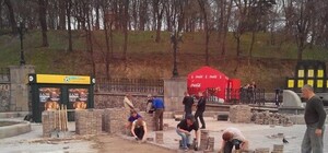 Полюбуйся: на Грушевского начали ремонт брусчатки